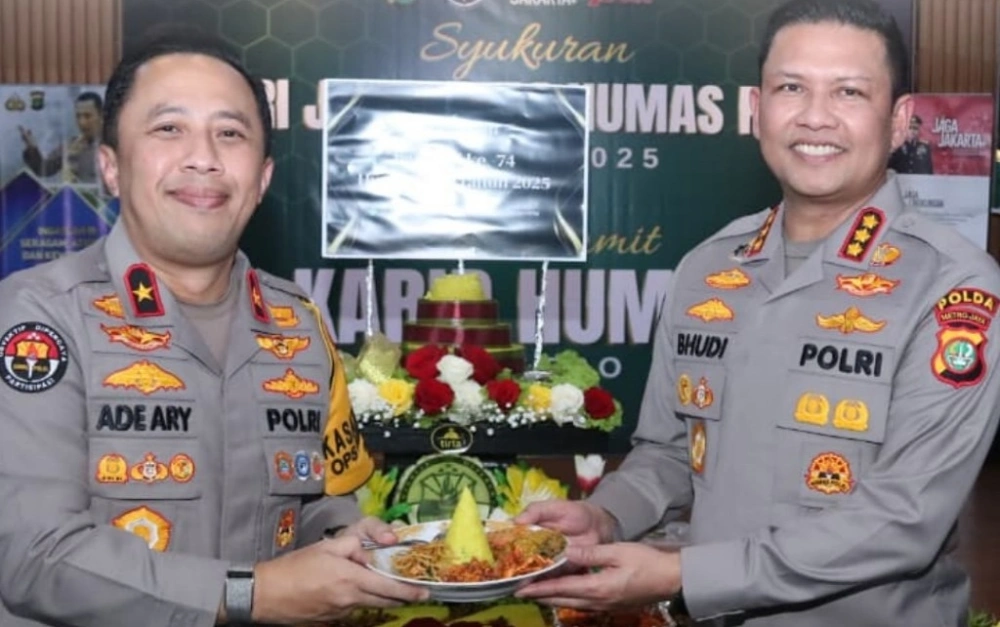 Kombe Budi Hermanto (kanan) menggantikan Brigjen Ade Ary Syam Indradi sebagai Kabid Humas Polda Metro Jaya. [Instagram @poldametrojaya]